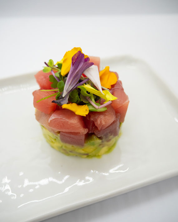 atún con aguacate y mango